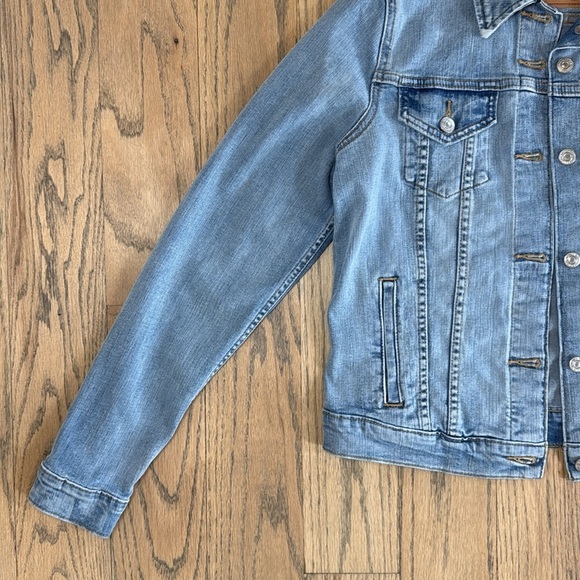 Levi's Women’s Classic Light Blue Denim Jacket Size Medium - Picture 5 of 14